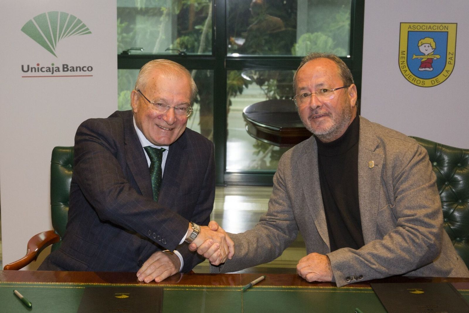 Firma del acuerdo entre Unicaja Banco y Mensajeros de la Paz