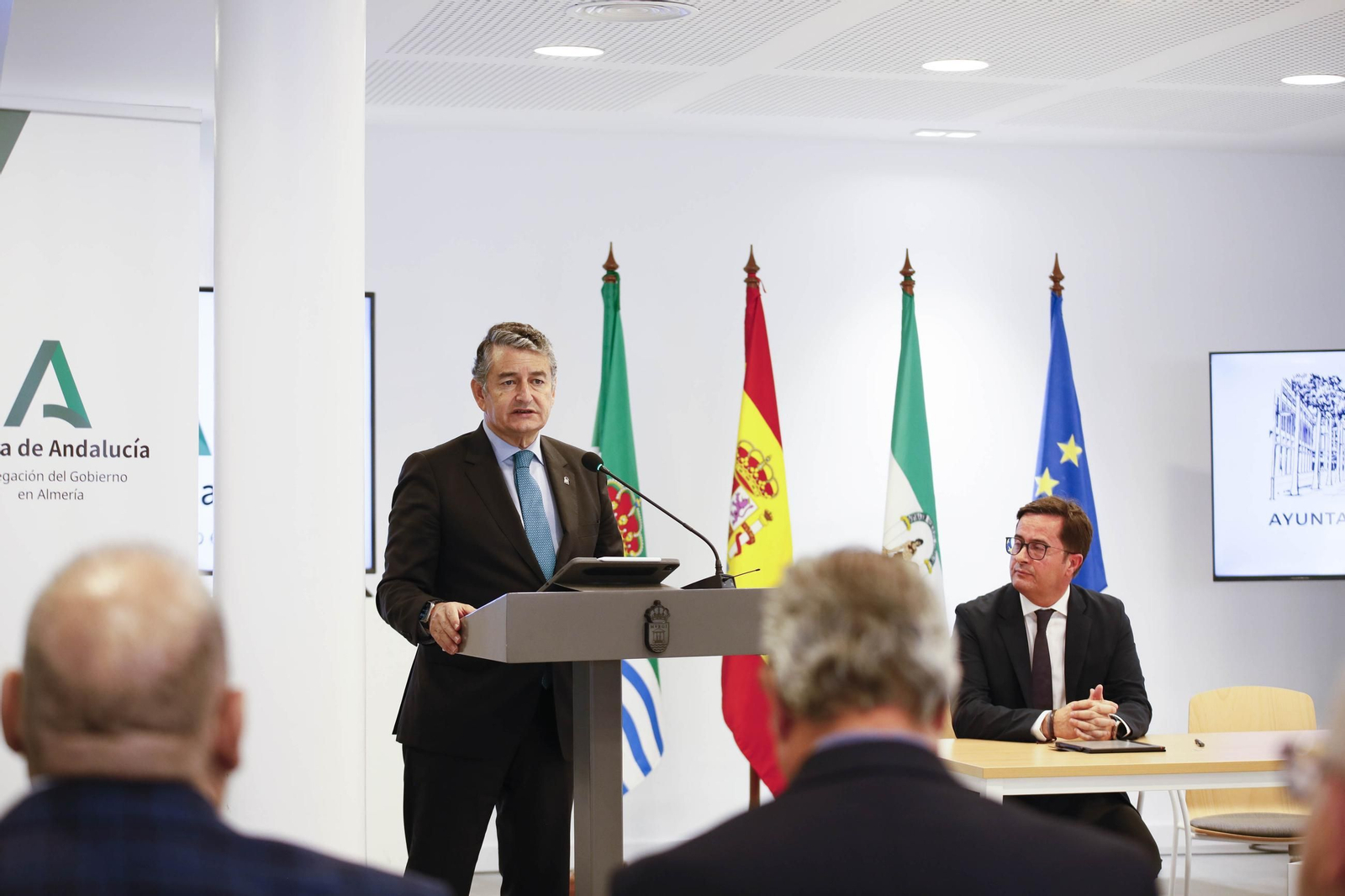 El consejero Antonio Sanz y el alcalde ejidense Francisco Góngora, firman un convenio para la creación de un Centro de Emprendimiento Digital, en imágenes