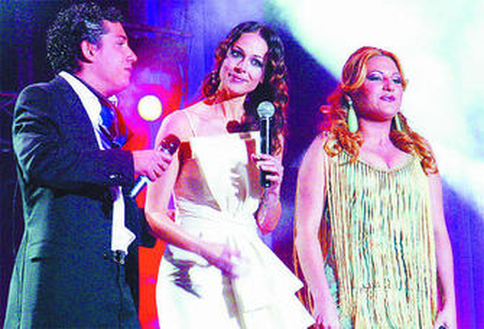 Eva González entre Antonio Cortés y la última ganadora, Laura Gallego.