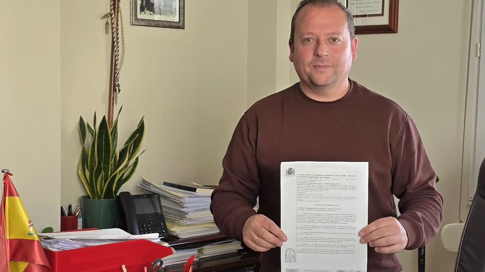 El alcalde de Cúllar Vega, Jorge Sánchez, muestra el recurso