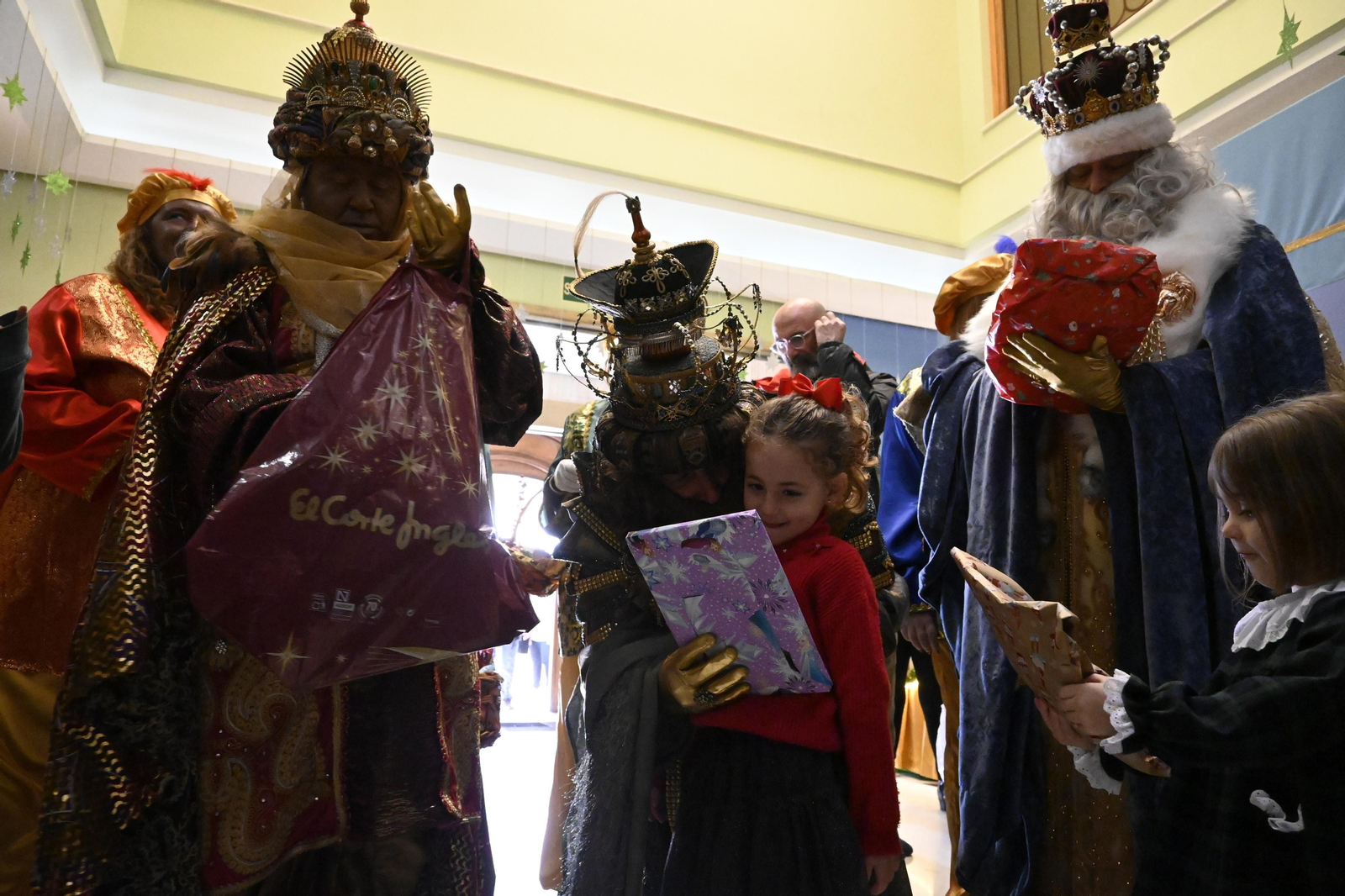 Visita de los Reyes Magos a los ancianos de los asilos de Huelva, en imágenes