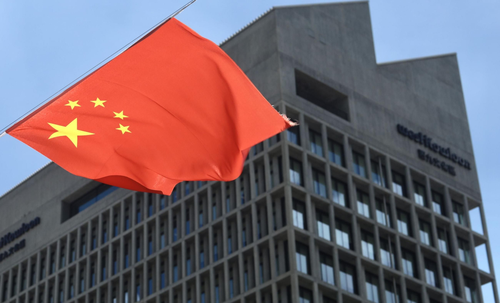 La bandera nacional china ondea frente a un edificio en Hong Kong.