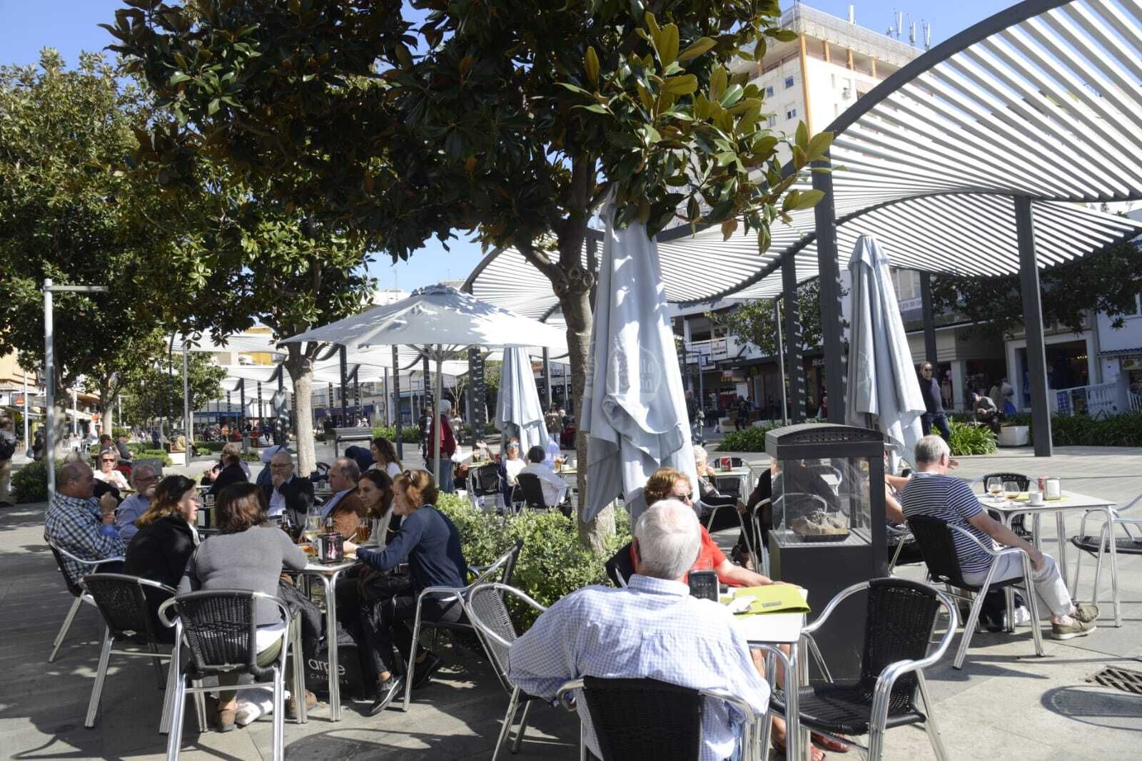 Una terraza de hostelería en la Plaza Costa del Sol de Torremolinos.