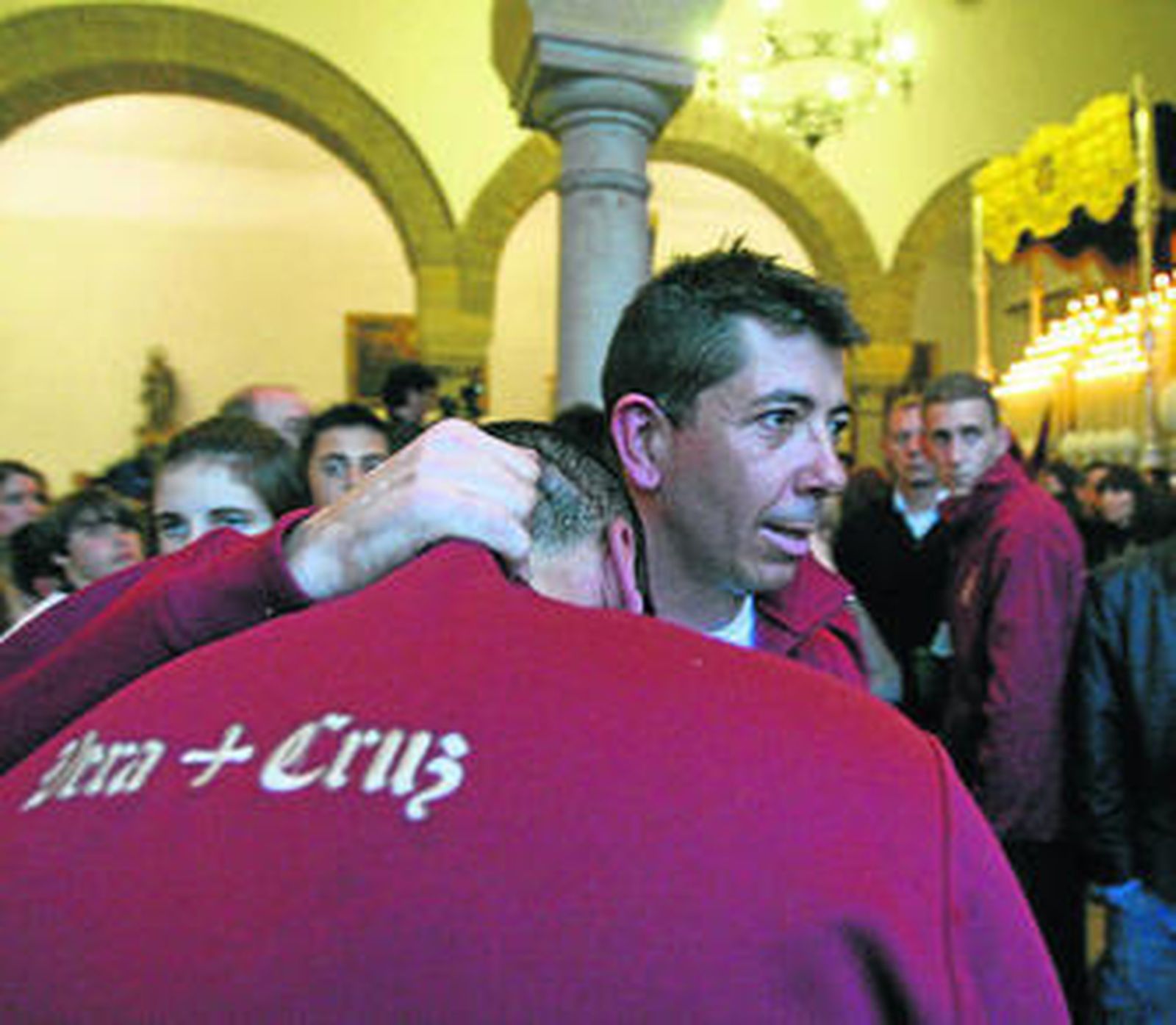 Dos costaleros de la Vera Cruz lamentan que la lluvia les impida sacar el paso.
