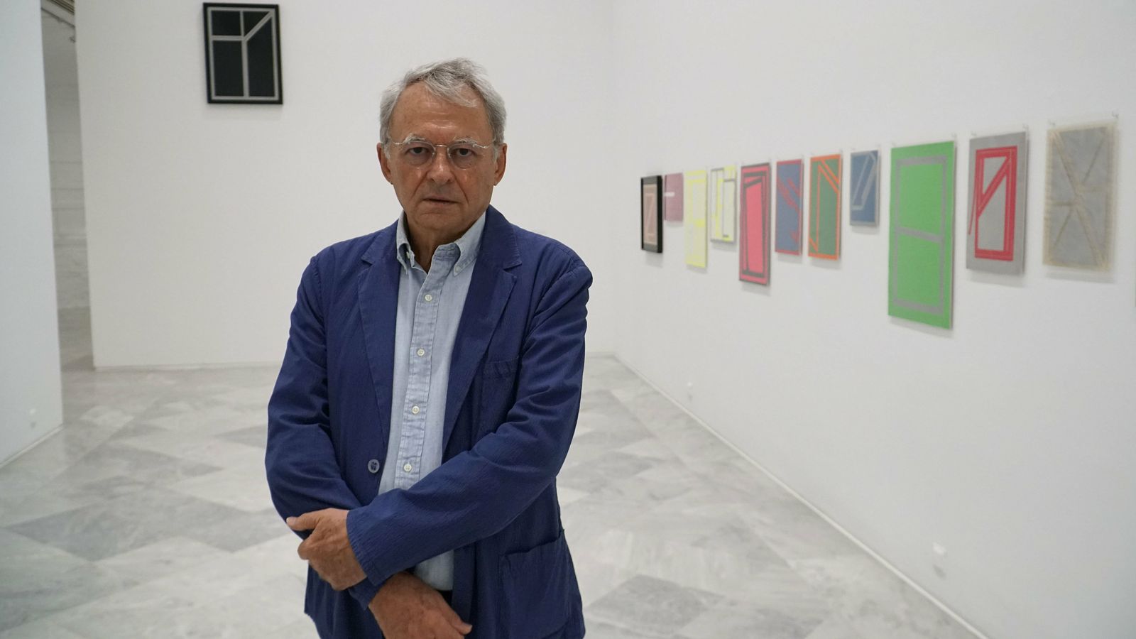 El pintor y arquitecto ante algunas obras de los años 70 sobre papeles fluorescentes.