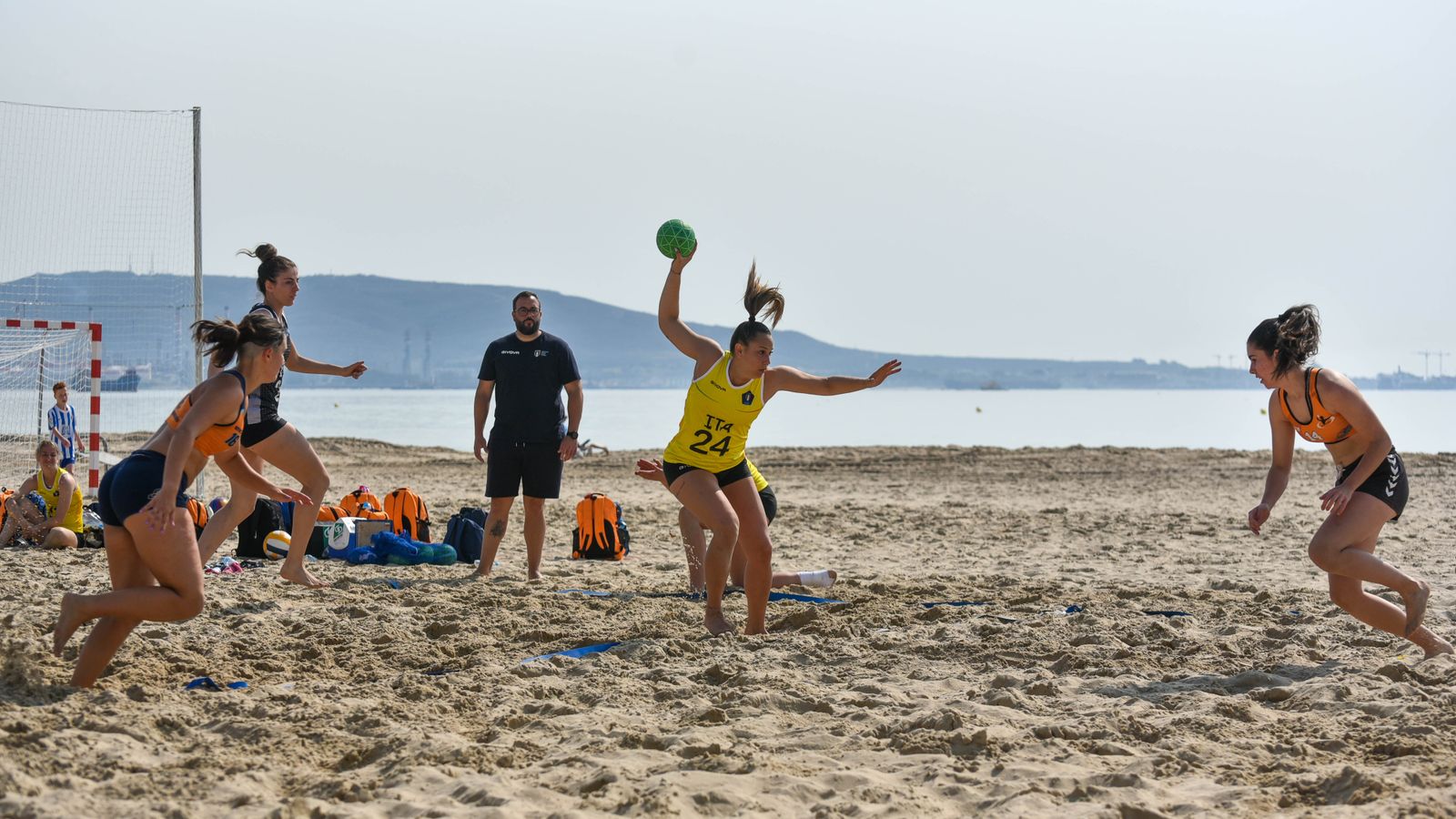 Las selecciones italianas de balonmano-playa se entrenan en Algeciras