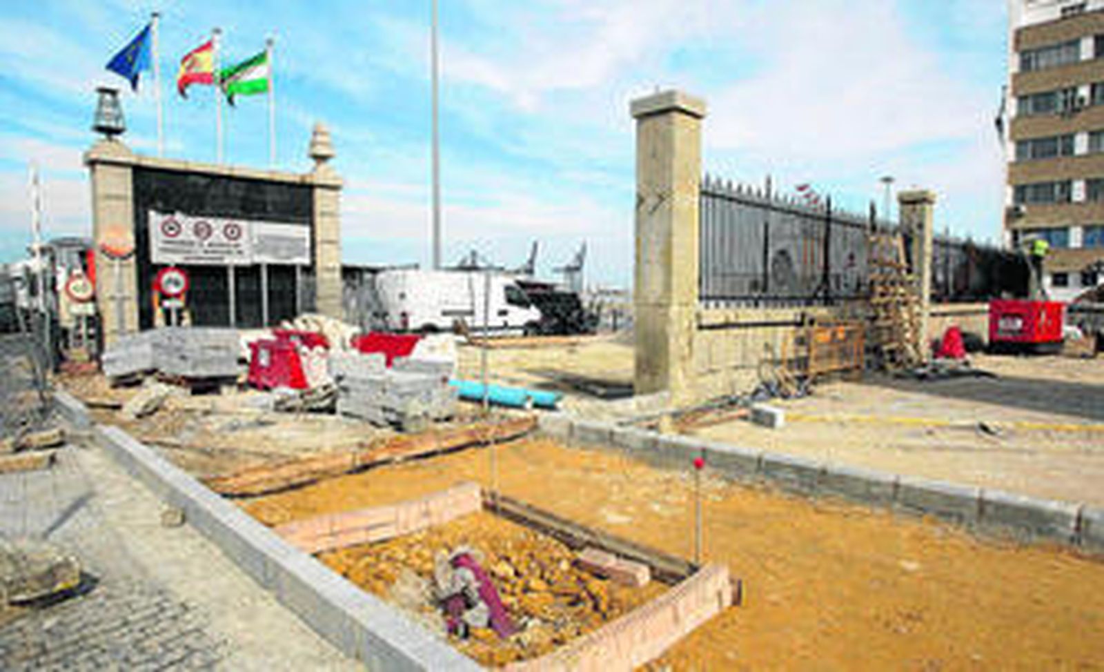 En esta imagen se observa, atrás, la puerta del muelle en Plaza de Sevilla y, delante, la nueva verja en su nueva ubicación.