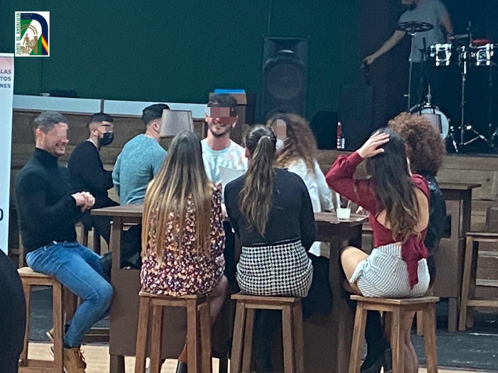 Imagen del concierto ilegal en una nave de Fadricas.