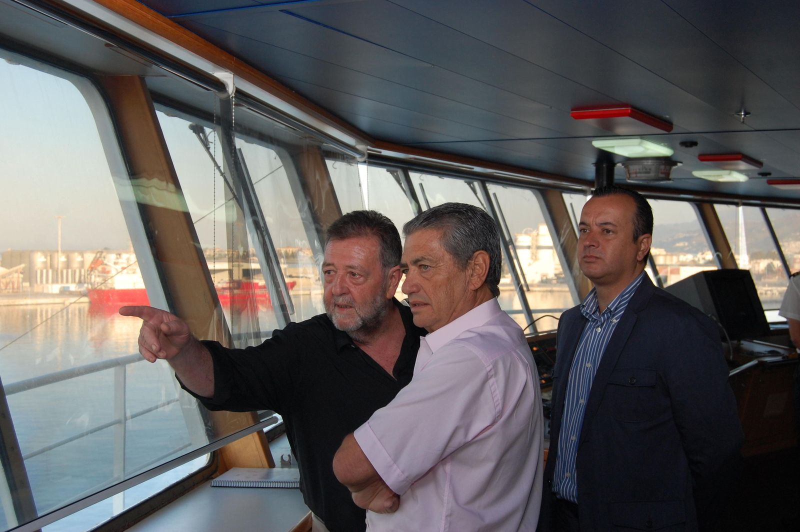Antonio Armas Fernández, en el puente de mando de uno de los buques de su compañía.