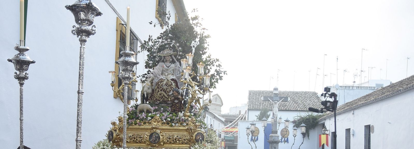 La Divina Pastora, en su paso, durante una salida procesional.