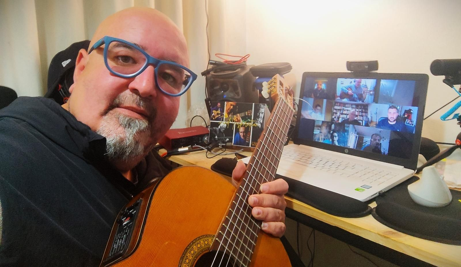 Pedro Vázquez, con su guitarra y alumnos.