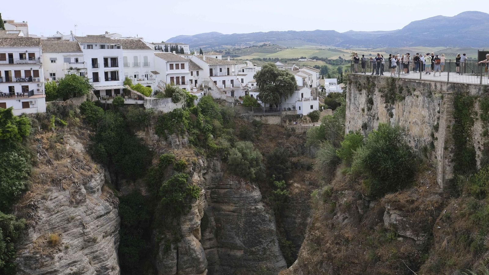Grupo de visitantes observando el Tajo de Ronda.