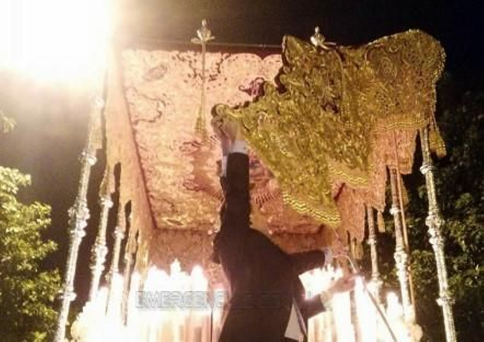 La bambalina, despegada del palio de la Virgen del Rosario.