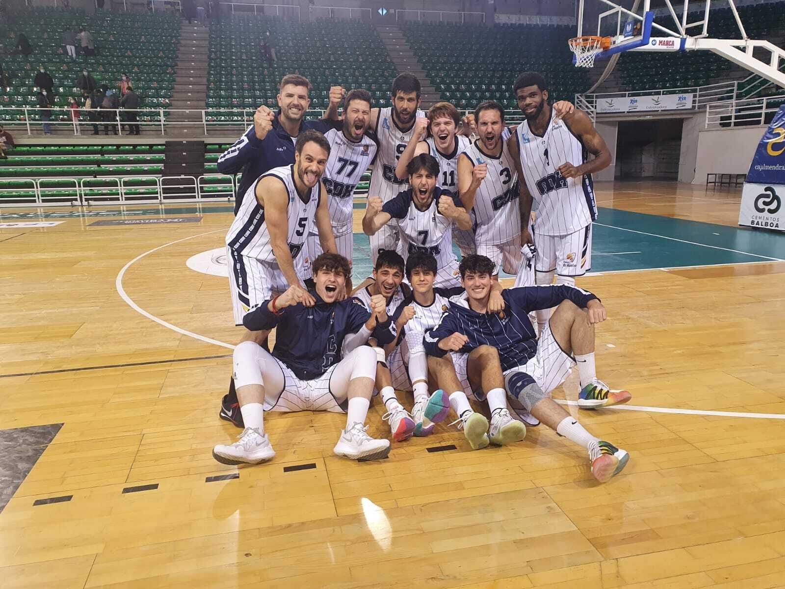 Los jugadores del Ciudad de Huelva celebran su triunfo en la cancha del Sagrado Corazón.