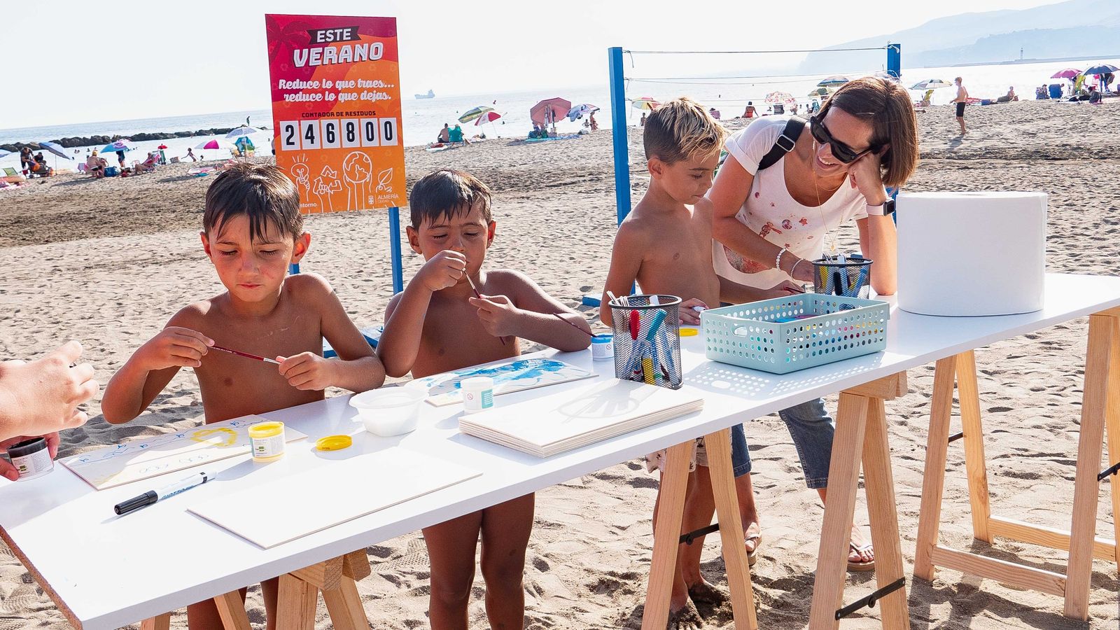 Una treintena de niños participaron en el taller de dibujo infantil