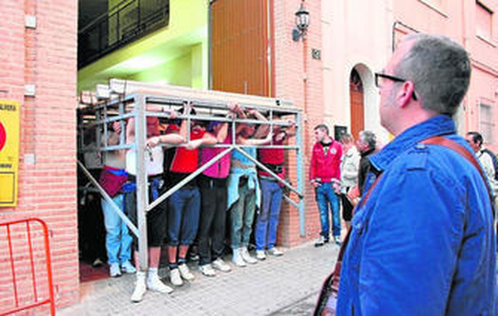 El capataz en un ensayo de la cuadrilla del misterio de Los Ángeles.