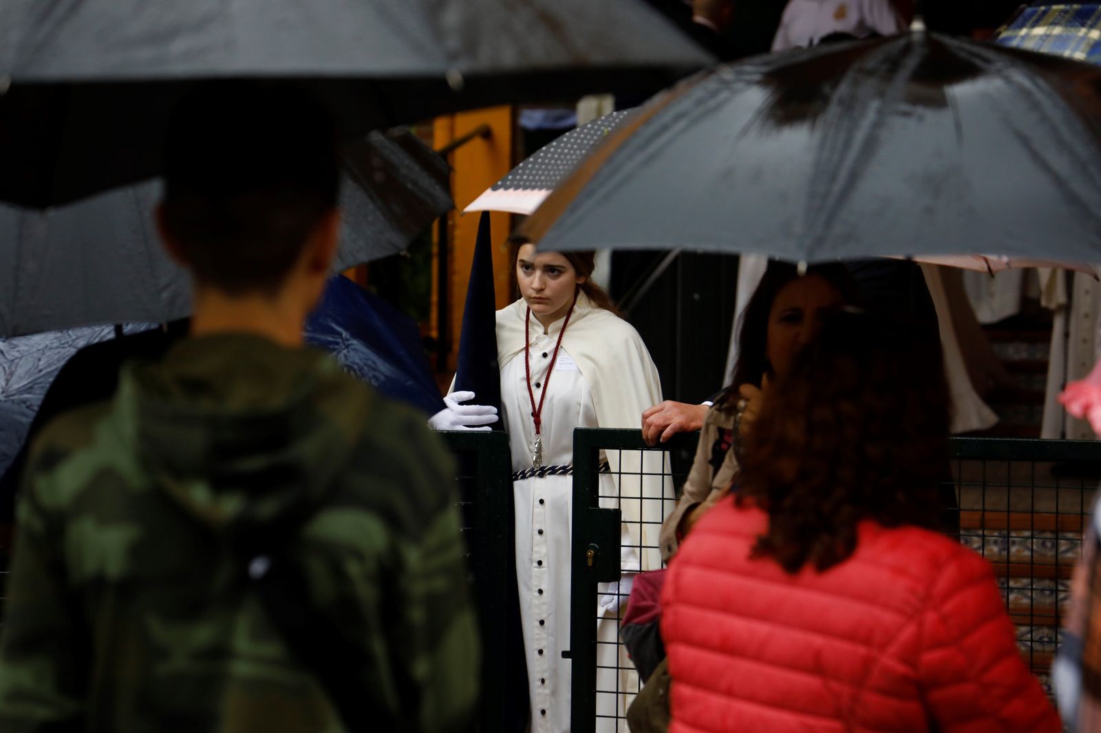 La lluvia frustra la salida de la hermandad de la Estrella el Lunes Santo, en imágenes