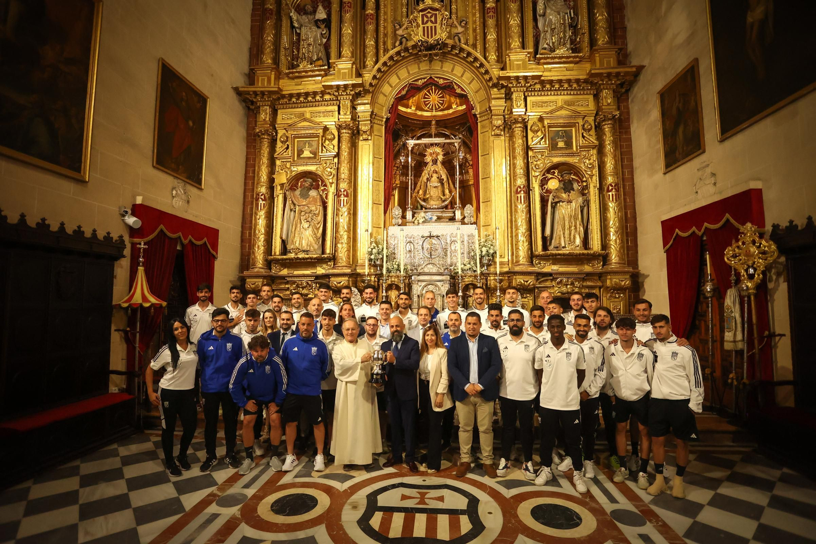 Imágenes de la ofrenda del Xerez CD a la Patrona