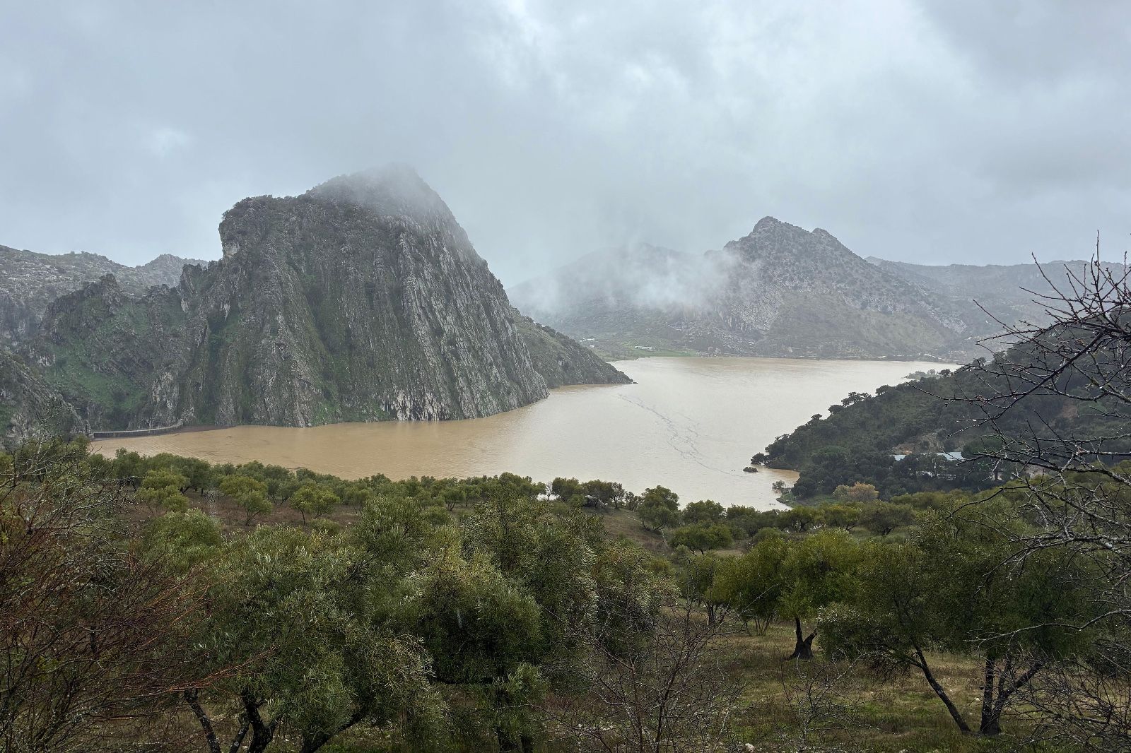 La presa de Montejaque desaguando tras alcanzar el límite de su capacidad, en imágenes