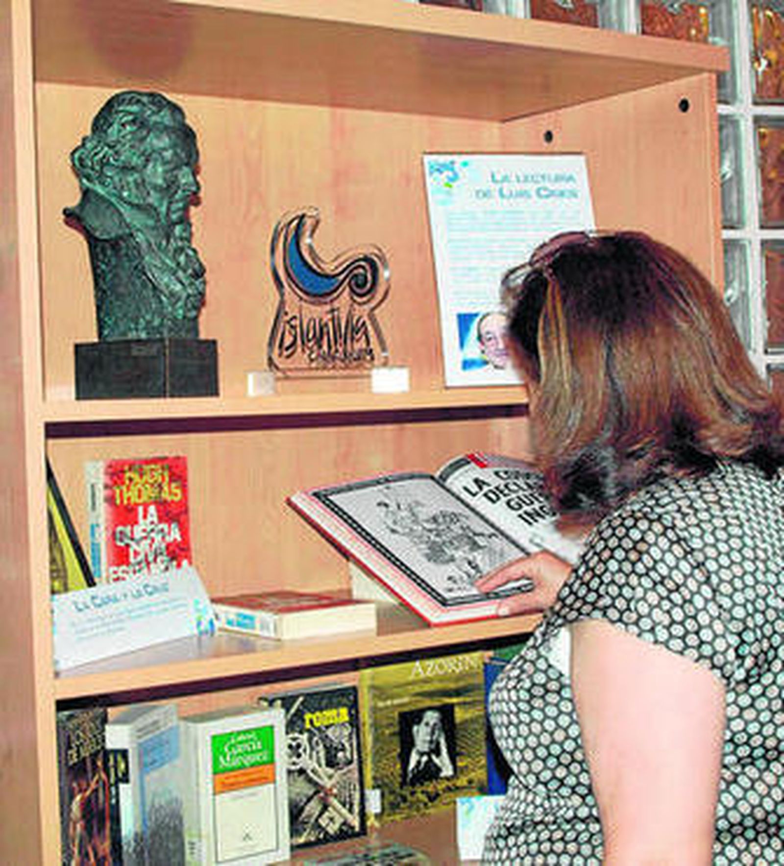 Entre algunas de sus pertenencias, la exposición de Islantilla muestra el premio Goya de Luis Ciges.