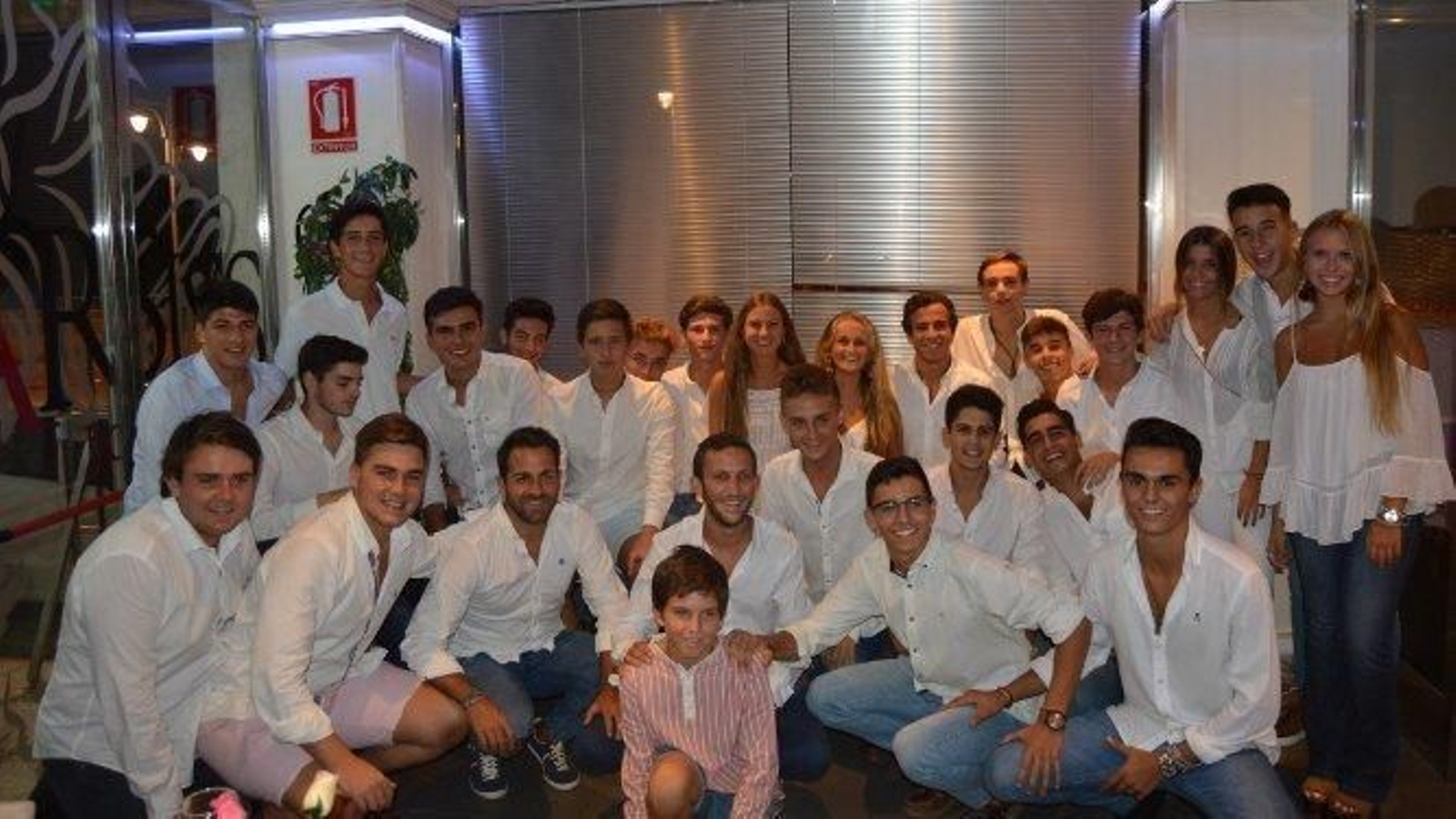 El anfitrión Manuel Casas Rey con José Tinoco, Ignacio Téllez, Pablo Díaz, Javier Outón, Pablo Sánchez, Guillermo Fernández Rey, Carlos Cherné, Jorge Sancho, Eduardo Blanco, Álvaro Portela, Alberto Oviedo, Luis Docampo, José Antonio Rosado, Juan Antonio Piña, Fernando Garzón, Pablo Morales, Guillermo Van Elderen, Gracia Romero, Lourdes Sánchez Balbontín, Alejandro Garcia, Ignacio Sánchez, Ignacio Estrella, María Joly, Isabel Morales , Pablo Velázquez y Gonzalo Casas.