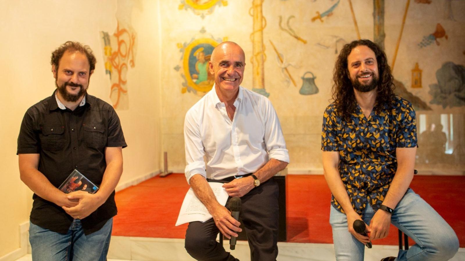 Rami Alqhai, Antonio Muñoz (alcalde de Sevilla) y Fahmi Alqhai durante la presentación del CD