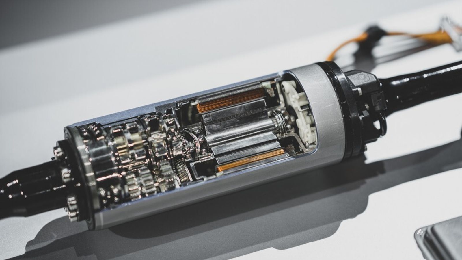 Así es el corazón del eAWS: un motor eléctrico, a la derecha; y un engranaje que multiplica el par que éste produce, para alcanzar hasta 1.200 Nm.