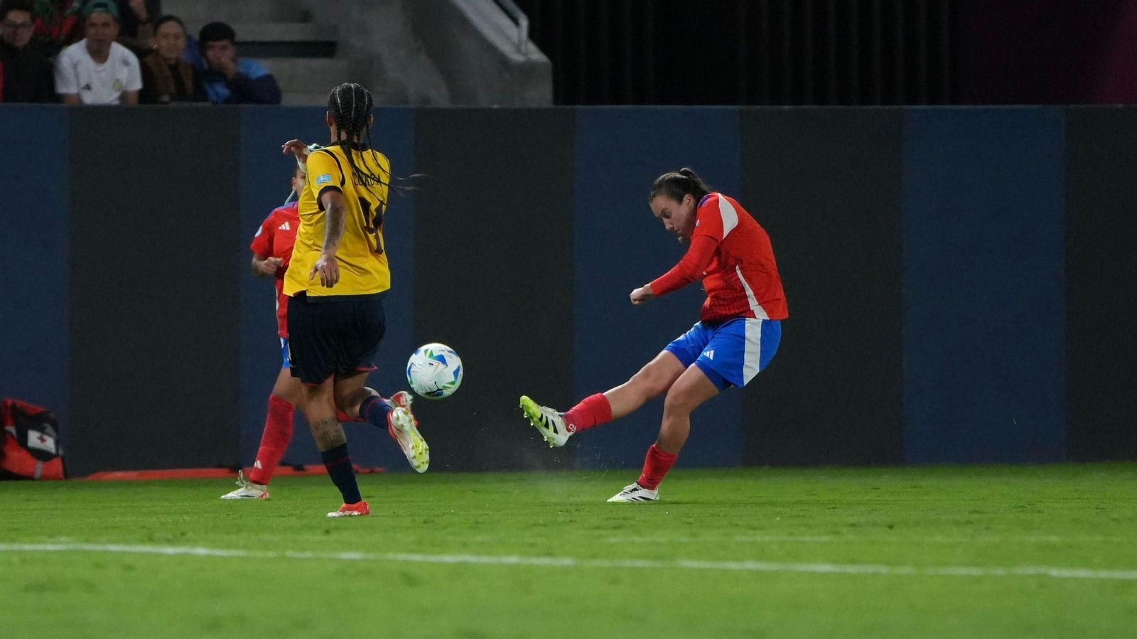 Keefe en el momento de golpear el balón haciendo el golazo