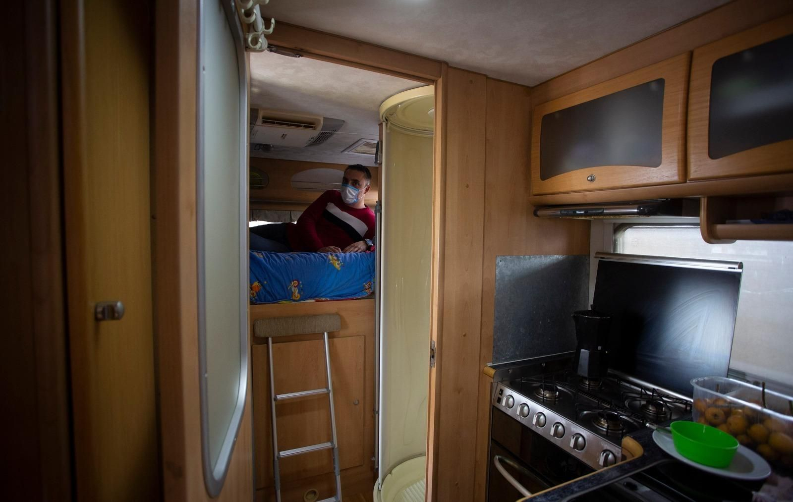 José Antonio, en la autocaravana de su suegro, en la que vive aislado desde hace un mes.