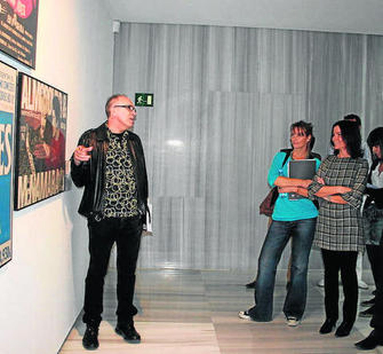 Jesús Ordovás explicando la exposición.