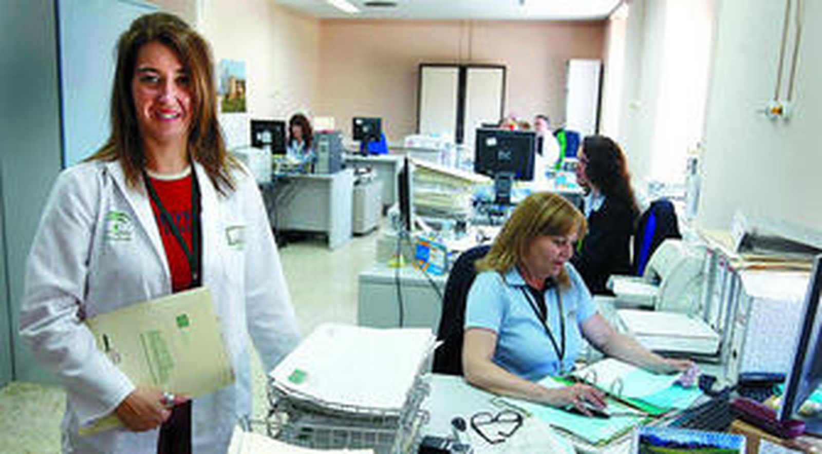 María Sagrario Esteban junto a personal de su equipo del área de Atención a la Ciudadanía.