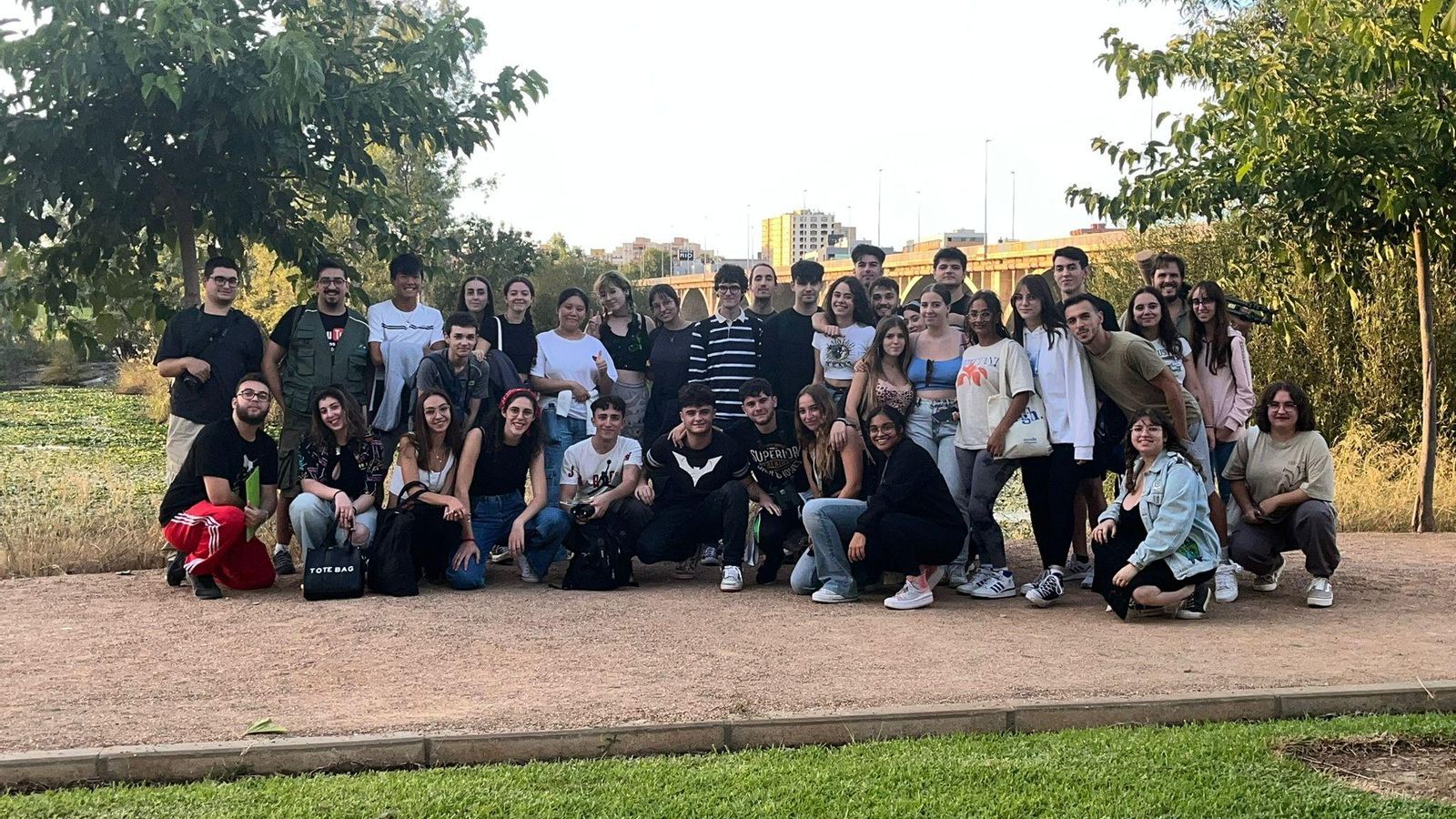 Grupo de estudiantes de Biología junto al jerezano Gil Morión.
