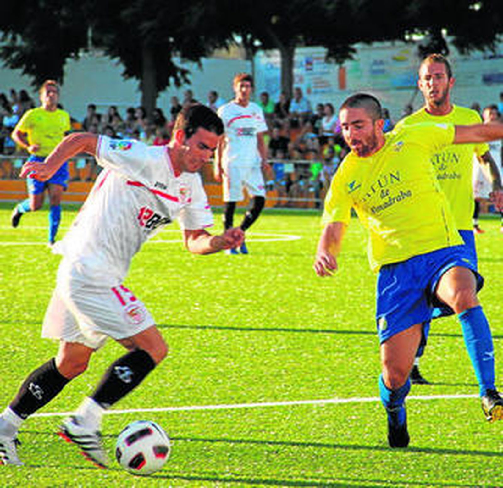 El sevillista Alfaro trata de burlar al local Lucas.