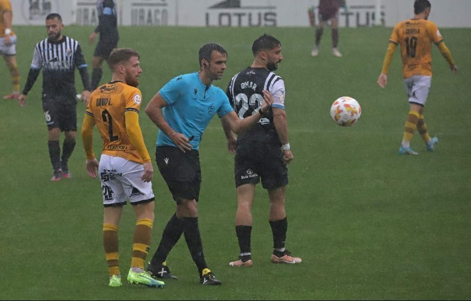 El árbitro, García Gómez, entre Omar Perdomo y David Vicente