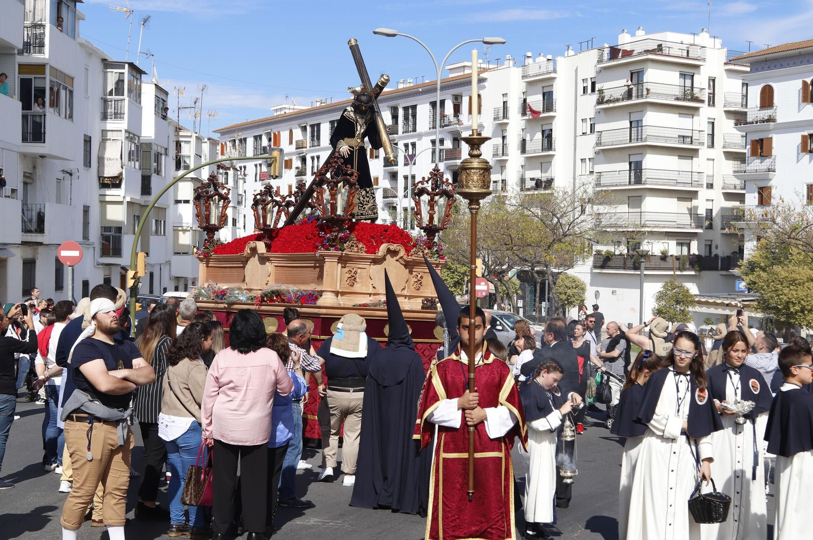 Imágenes del recorrido de la Hermandad de la Redención por las calles de Huelva