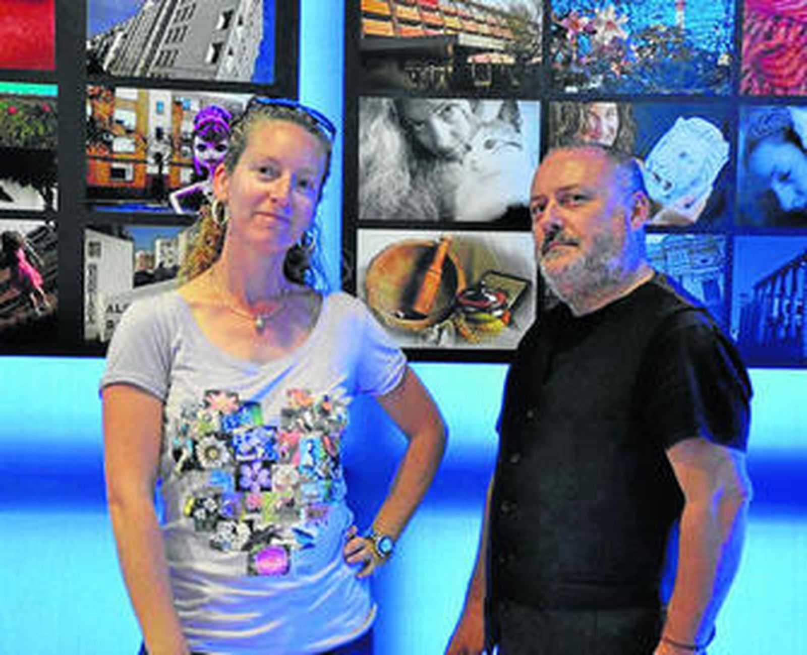 Juana Martín, en la inauguración de la muestra, ante algunas de sus fotografías.