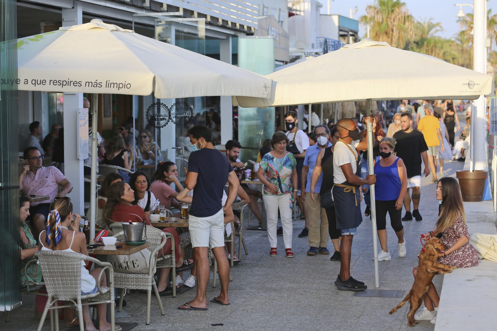Así se está viviendo el verano del coronavirus en Pedregalejo. Fotos al atardecer