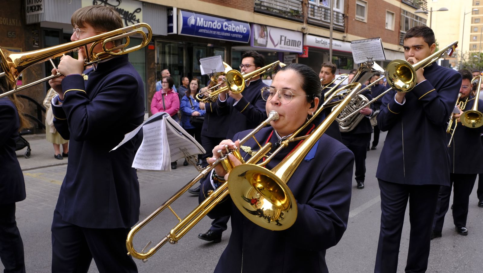 La Borriquita procesiona por las calles de Almería, en imágenes