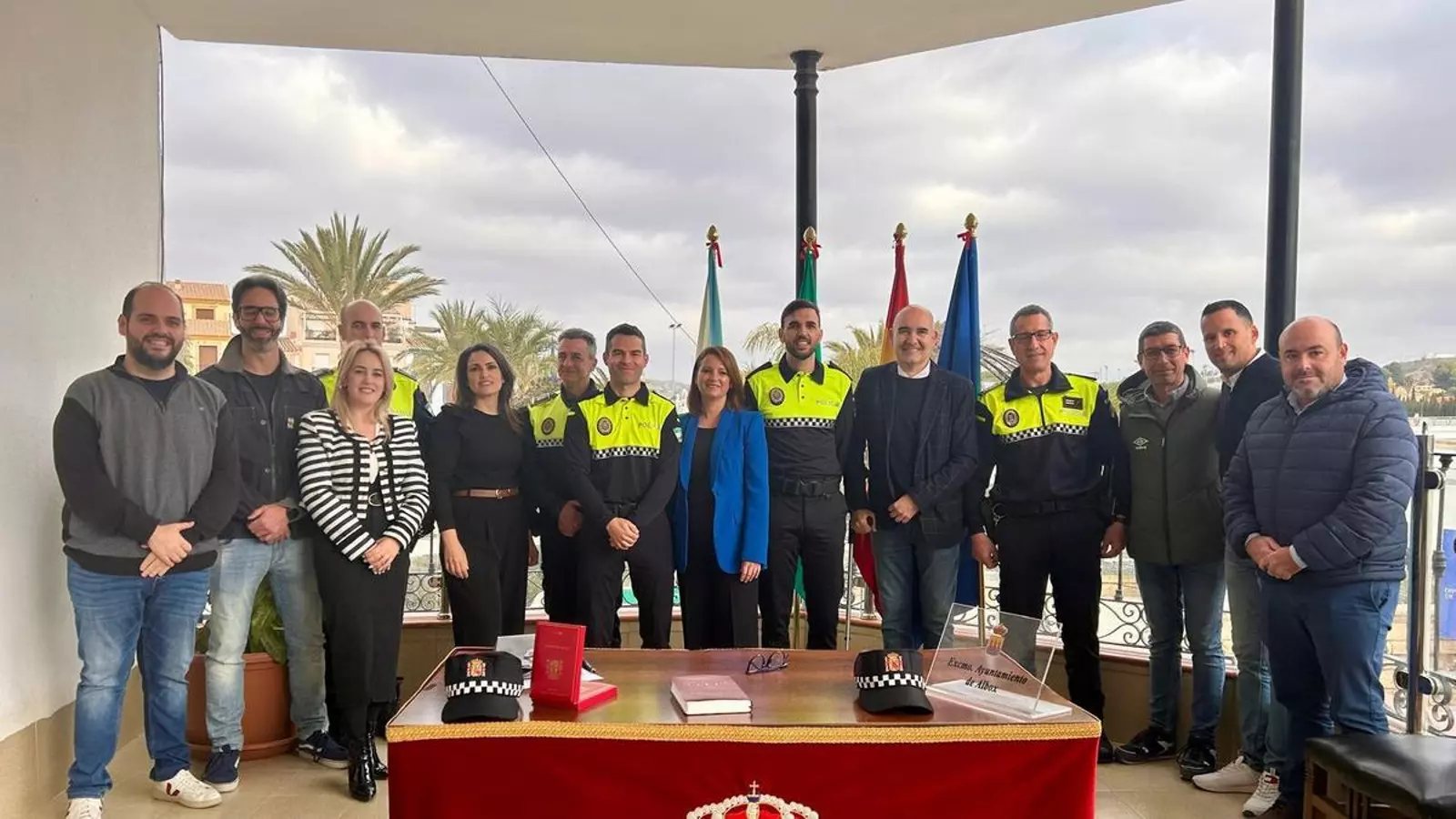 Foto de familia con los dos nuevos policías y el equipo de gobierno local.