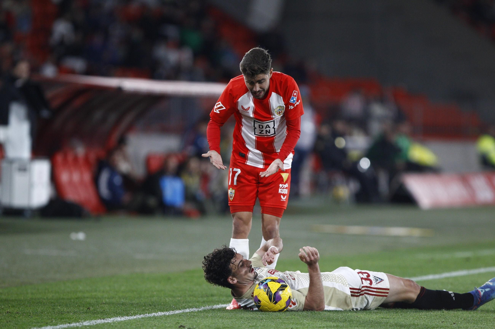 La U.D. Almería se impone por 1-0 al C.D. Mirandés y alcanza la segunda plaza, en imágenes