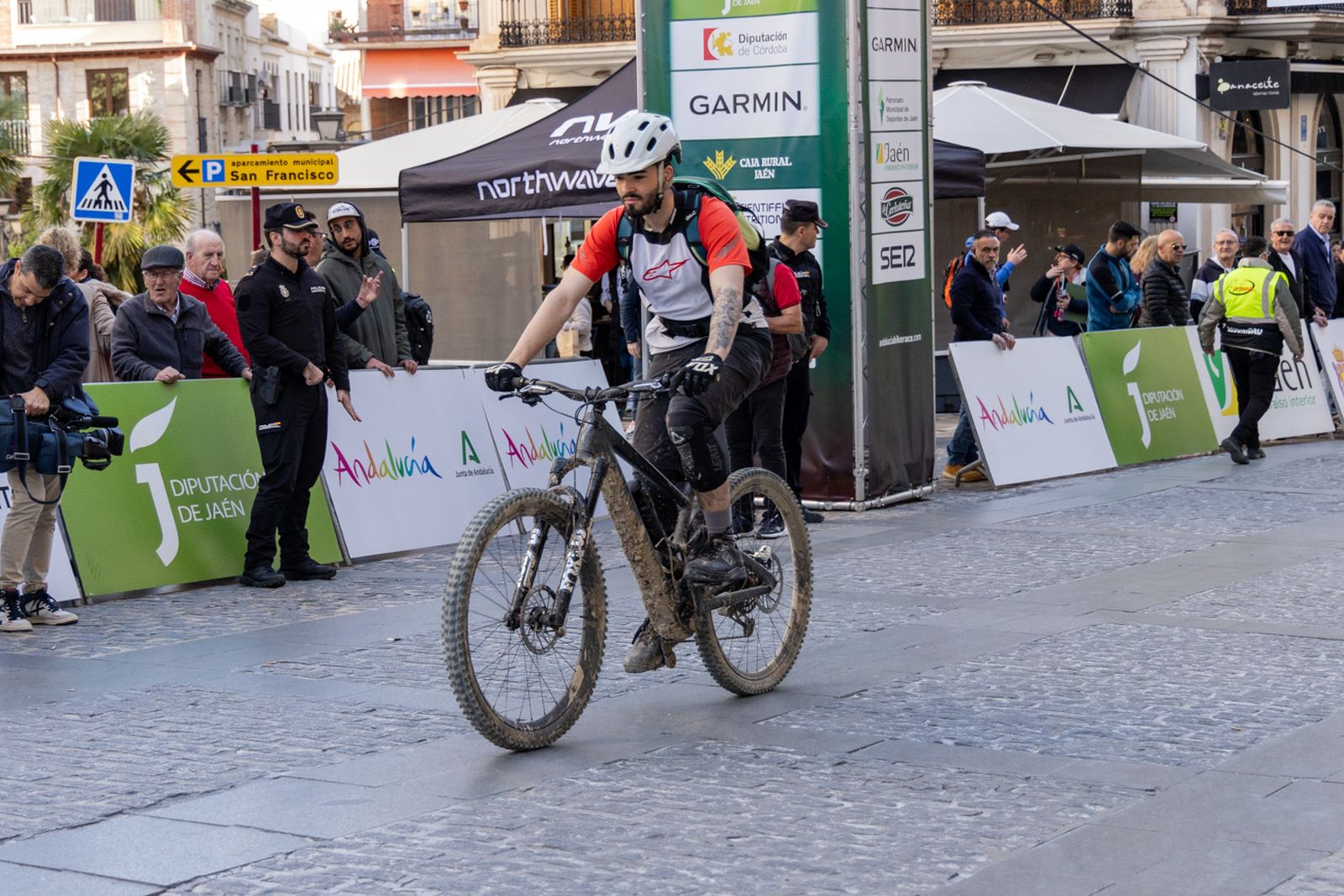 Jaén, protagonista de nuevo en la salida de la tercera etapa de la Andalucía Bike Race