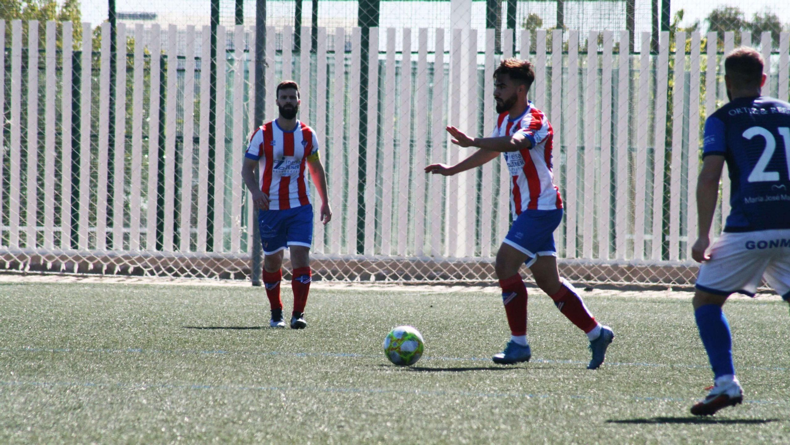 El centrocampista almeriense durante un encuentro de su etapa en el Poli Almería.