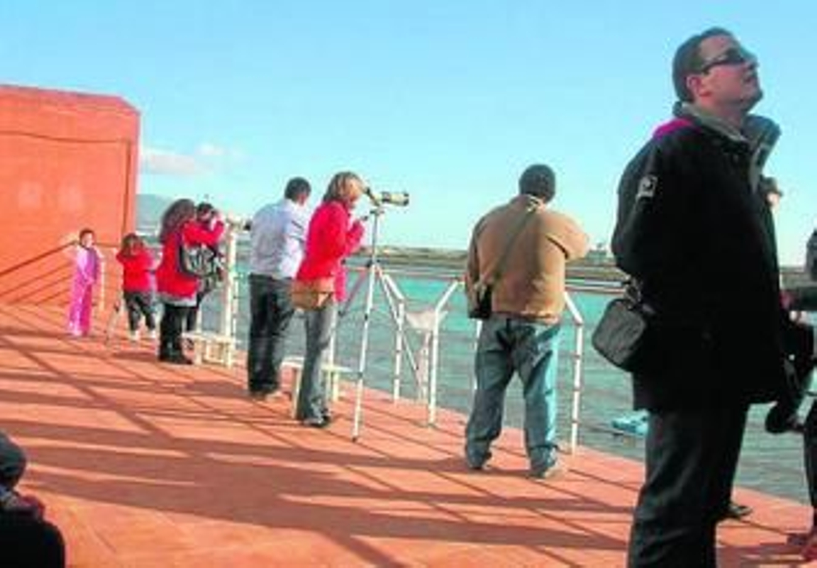 Varias personas avistan aves en Palmones, el pasado invierno.