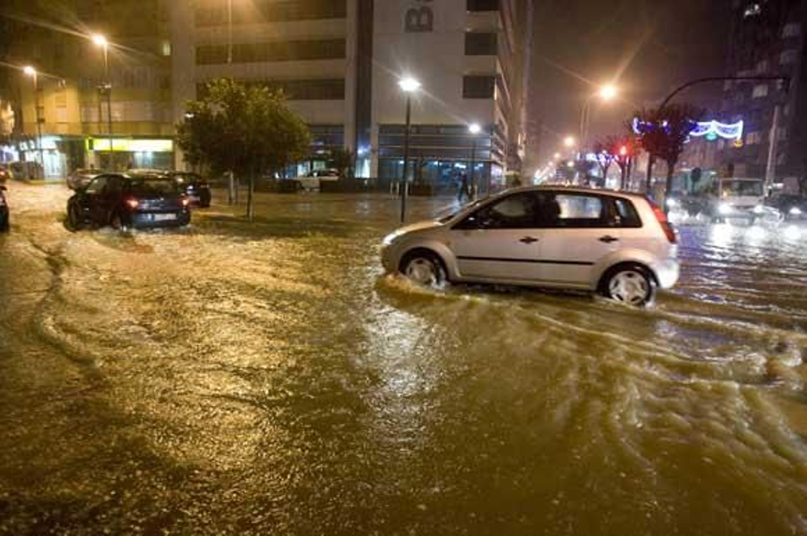 Una tormenta inunda el casco histórico. La parte más afectada fue la Plaza de San Juan de Dios y Canalejas

Foto: Julio Gonzalez/Lourdes de Vicende/Joaquin Pino/Jose Braza