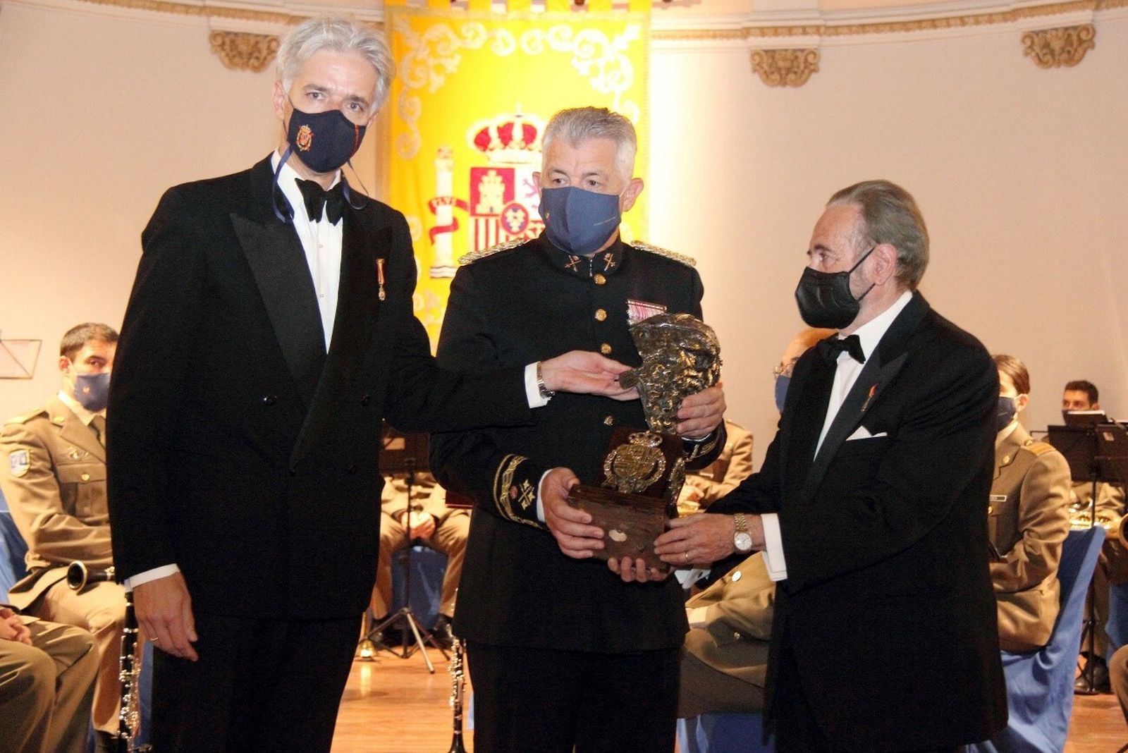 El presidente y el vicepresidente de la Academia de la Diplomacia, Santiago Velo de Antelo y José Carlos Ruiz-Berdejo, le entrega al teniente general jefe el busto de bronce diseñado por Paco Parra.