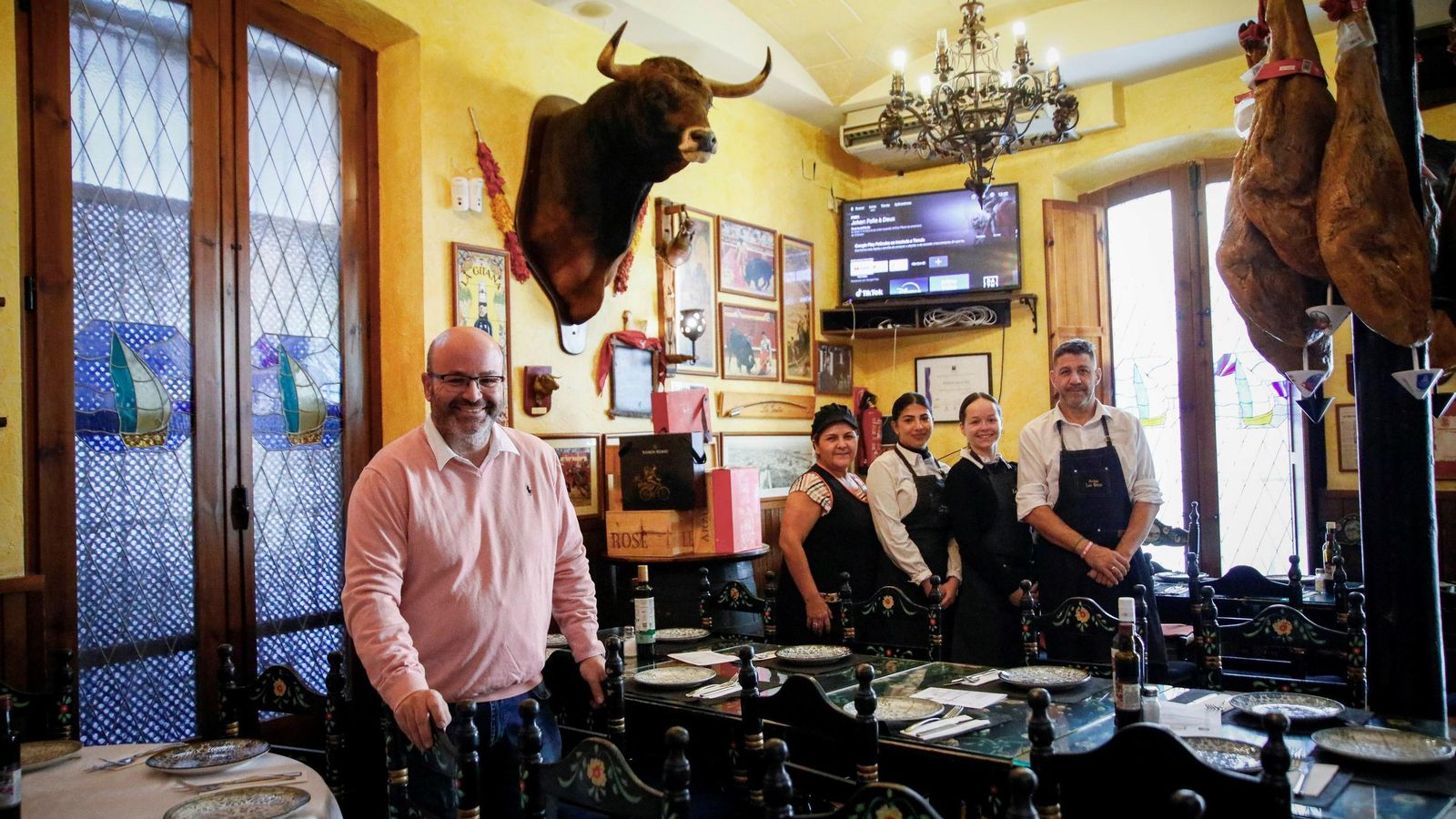 Bodega ‘Las Botas’, con su dueño, Pedro Sánchez-Fortún, en primer plano.
