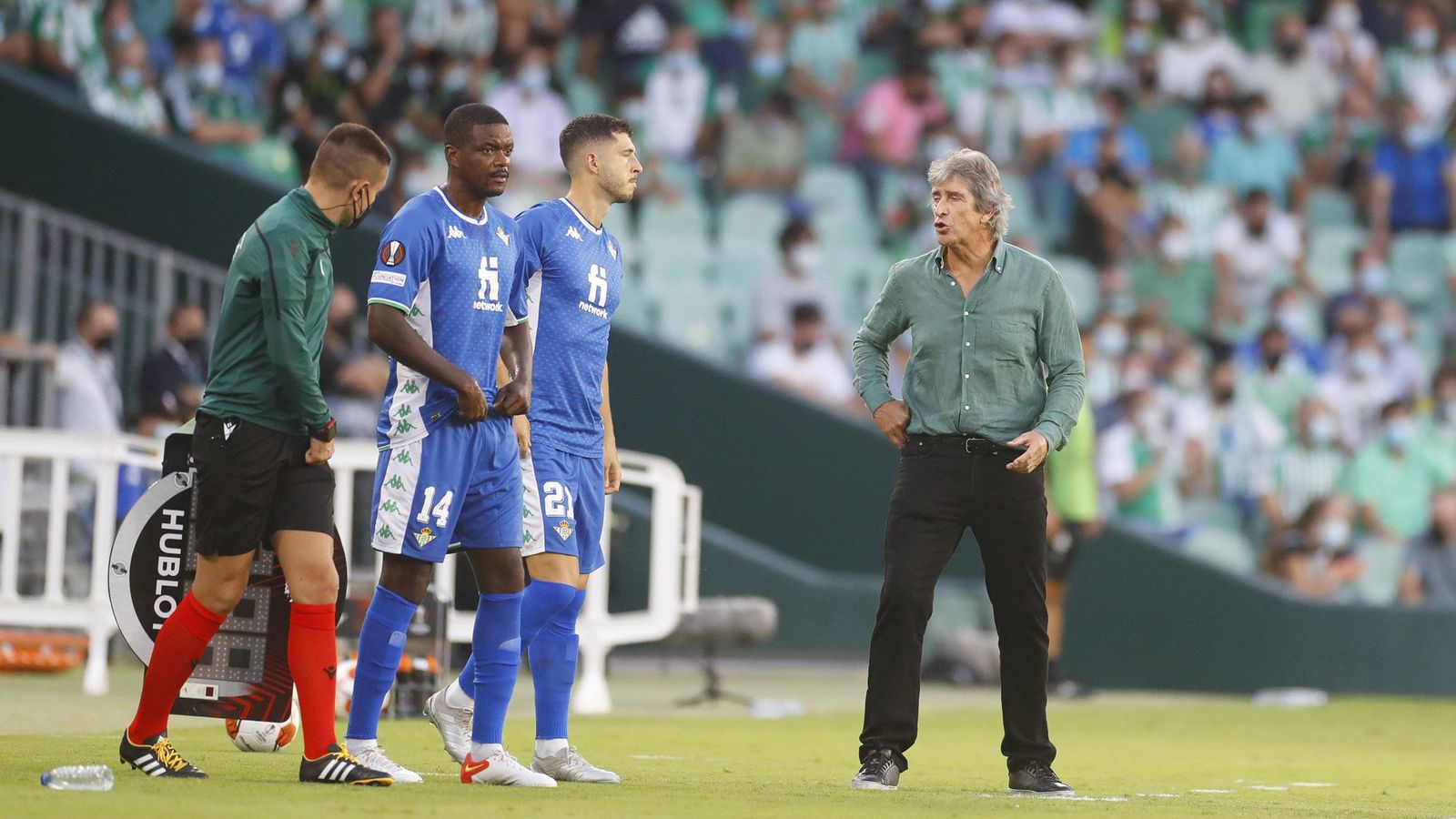 Manuel Pellegrini da instrucciones a William Carvalho y Guido.