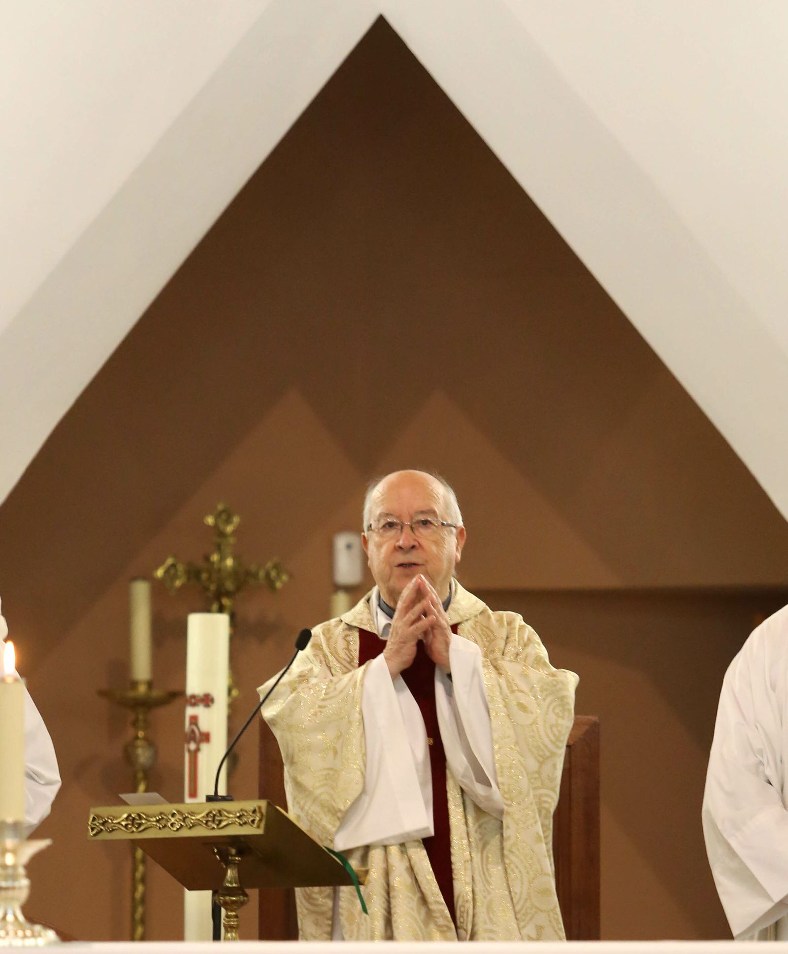 El padre Francisco Fuego, despidiéndose anoche de su feligresía.