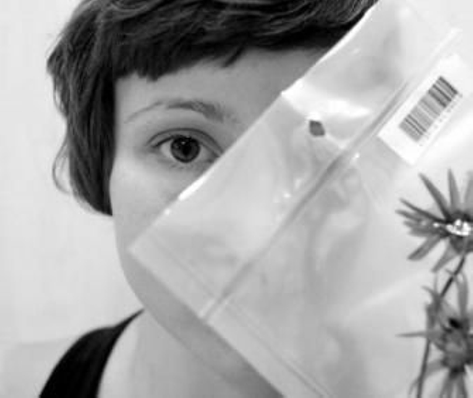 Úrsula Tutosaus junto a un elemento de su instalación 'Egosistemas de consumo'.