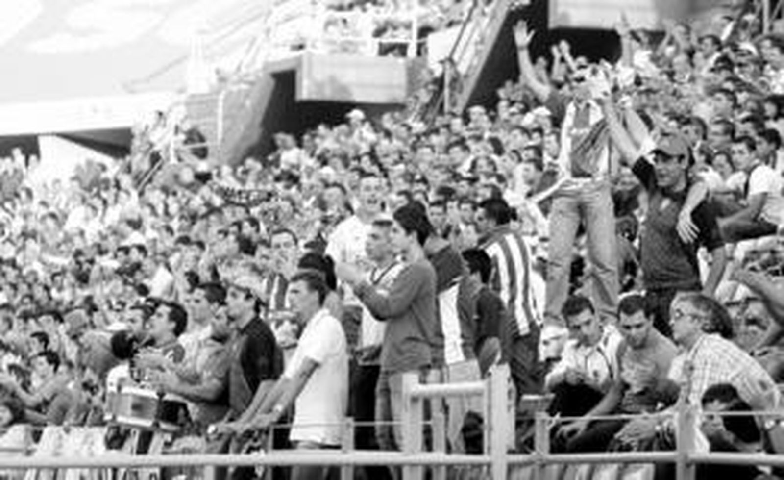 Los seguidores recreativistas animan y aplauden a su equipo durante el encuentro disputado en el Nuevo Colombino ante el Valencia.